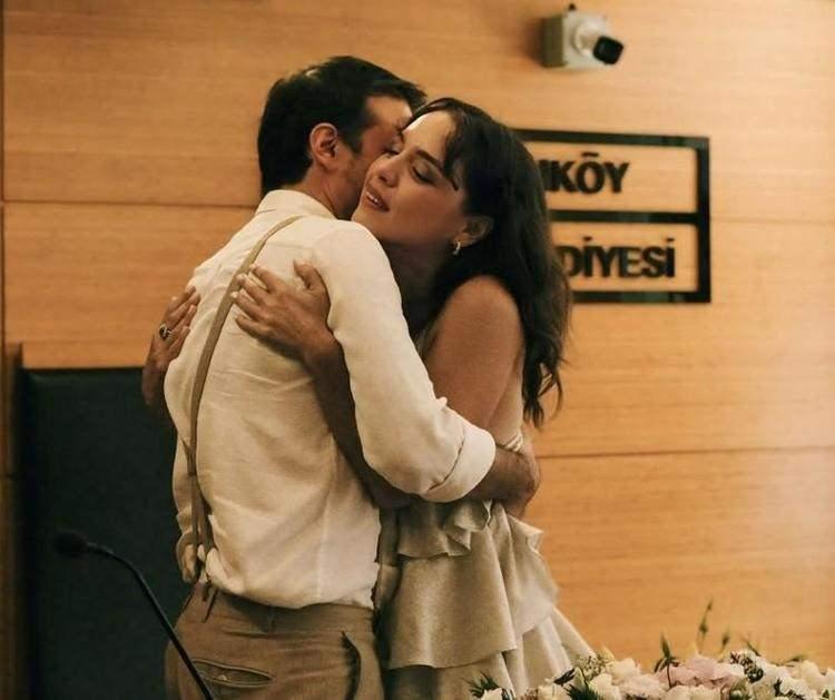 <p><span style="color:#B22222"><strong>SEDA TÜRKMEN VE ILGAZ GİRİTLİOĞLU</strong></span></p>

<p><strong>Ünlü oyuncu Seda Türkmen ve yönetmen Ilgaz Giritlioğlu, sürpriz bir kararla 2025'in eylül ayında nikah masasına oturdu.</strong></p>
