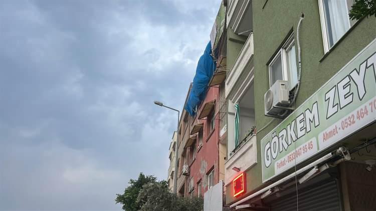 <p>Kentte gece saatlerinden itibaren etkili olan kuvvetli fırtına, üç katlı bir apartmanın dam duvarının çökmesine neden oldu. </p>
