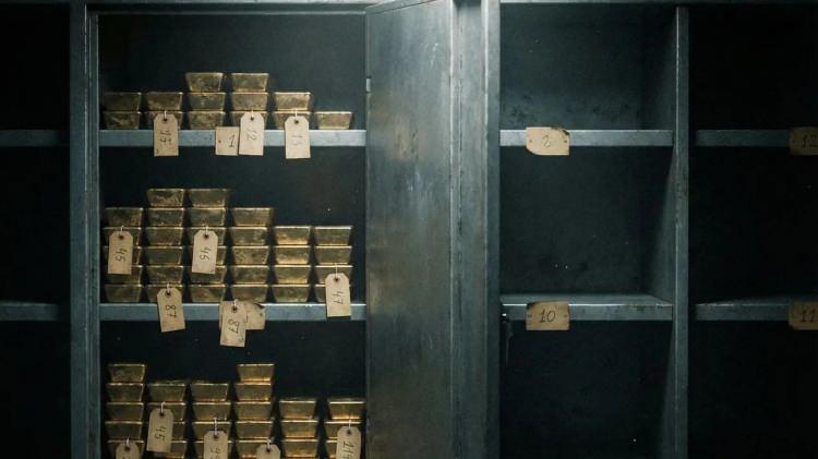 <div>Zanlı Erdal Timurtaş’ın, büroda 3-18 Kasım tarihlerinde yapılan rutin sevkiyat işleminin yoğunluğundan faydalandığı ve dikkat çekmeden market arabasıyla altın ve gümüşü adliyeden çıkarttığı belirlendi.</div>

<div> </div>
