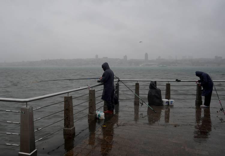 <p>YAĞIŞLAR PAZAR GÜNÜ ŞİDDETLENECEK</p>

<p>AKOM, yağışın 7 Aralık Pazar günü saat 10.00’dan itibaren kent genelinde şiddetini artıracağını, aralıklarla fırtına şeklinde (40–65 km/s) esecek rüzgârla birlikte yağışların pazartesi sabah saatlerine kadar yer yer kuvvetli şekilde (30–60 kg/m²) etkili olacağının tahmin edildiğini açıkladı.</p>
