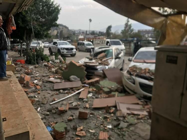 <p>Hatay’da etkisini gösteren şiddetli fırtına nedeniyle, bir apartmanın dam duvarı yıkıldı. Duvarın altında kalan 3 otomobil ve 1 motosiklet olay nedeniyle hasar gördü.</p>

<p> </p>
