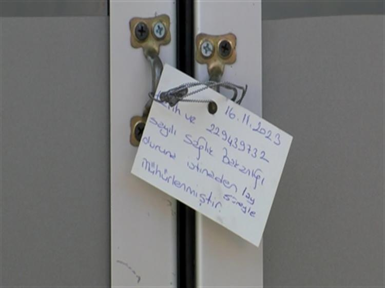 <p><span style="color:#B22222"><strong>DİŞ KLİNİĞİ 1 AY SÜREYLE MÜHÜRLENDİ</strong></span></p>

<p>İl <em>Sağlık</em> Müdürlüğü, diş kliniğini 1 ay süreyle kapatırken, Bursa Cumhuriyet Savcılığı'nın başlattığı soruşturma sonrası diş hekimi A.G., anestezi uzmanı doktor L.O., anestezi teknikeri G.K. ile diş sağlığı polikliniği mesul müdürü K.G.Y. hakkında, Asliye Ceza Mahkemesi'nde, ‘Bilinçli taksirle ölüme neden olmak’ ve 'Sağlık hizmetleri temel kanununa muhalefet' suçlarından 3 yıldan 9’ar yıla kadar hapis cezası istemiyle dava açıldı.</p>
