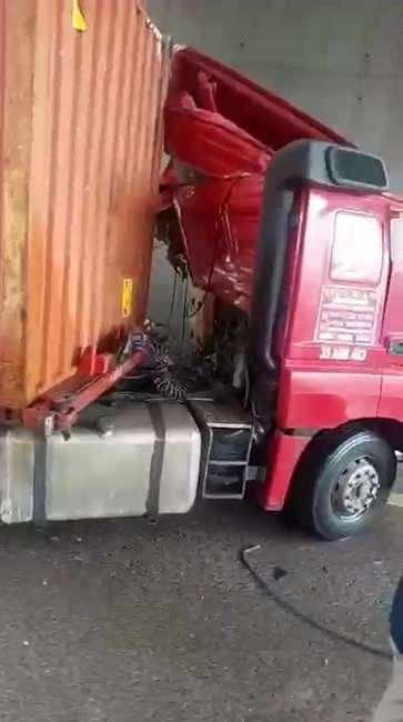 <p>Kaza, Otoyolun İstanbul istikameti Şekerpınar Kavşağı mevkiinde meydana geldi. </p>
