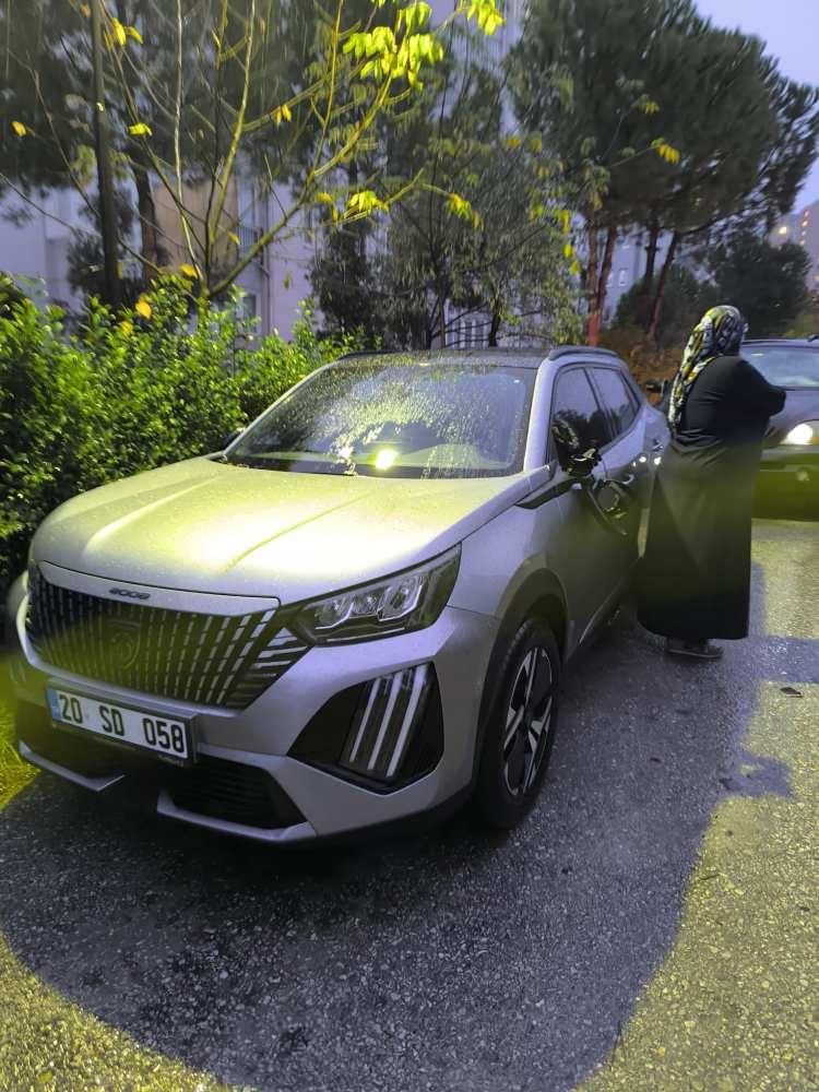 <p>Site sakinleri öncede buna benzer davranışlar sergilediği öne sürülen F.K.’dan şikâyetçi olurken, zarar oluşan araçlarda inceleme yapıldı. Olayla ilgili başlatılan soruşturmanın devam ettiği bildirildi.</p>
