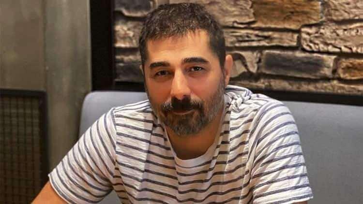 <p><span style="color:#FF0000"><strong>"İNSANLAR SÖZ VERİR DURUŞU YETMEZ"</strong></span></p>

<p><strong>Usta sanatçıya imada bulunan Ahmet Tatlıses, sosyal medya hesabından yaptığı paylaşımda şu ifadelere yer verdi:</strong></p>

<p><strong>"Şimdinin devrinde dostluk gölge gibi. Sözünde duran da gece kadar az. O yüzden kimseye fazla yaslanmayacaksın. İnsan önce kendine güvenecek. </strong></p>
