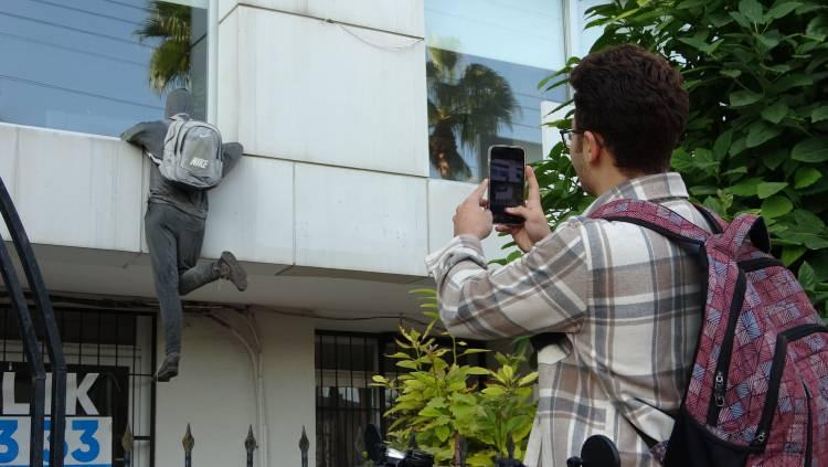 <p>Mersin’de bir binanın penceresinde konulan cansız hırsız mankeni gören polisi arıyor. Bazı vatandaşlar da hırsızlık için girdiğini düşünerek cansız mankene taş atıyor. </p>

<p> </p>
