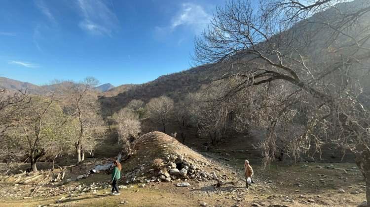 <p><span style="color:rgb(51, 51, 51)">Kayalık bir yamacın altında açılan küçük bir oyuktan girilen yeraltı yapısında mihrap, duvarlara gömülü ses yalıtımı amacıyla kullanıldığı değerlendirilen onlarca küp ve kimliği bilinmeyen büyük bir mezar bulunuyor.</span></p>
