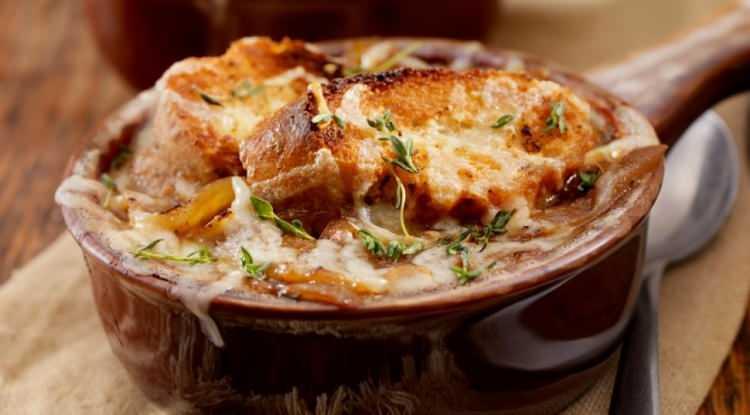 <p><span style="color:#FF0000"><strong>9- FRANSA</strong></span></p>

<p><strong>Yemek pişirmenin sanatsal yönünü ön plana çıkaran bir mutfağa ev sahipliği yapan Fransa, köklü gelenek ve özenle hazırlanan yemeklerle ünlüdür. </strong></p>
