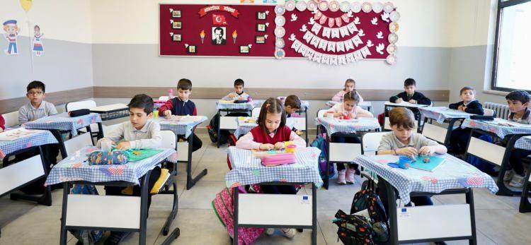 <p><strong>YAŞ FARKI ZORBALIK RİSKİNİ ARTIRIYOR</strong></p>

<p>Mevcut sistemde 66 aylık bir çocuk ile 80 aylık bir çocuk aynı sınıfta olabiliyor. Eğitimciler bu farkı <strong>"Bir bebeğin 14 aylık bir çocukla aynı beceriyi göstermesini beklemek gibi"</strong> sözleriyle özetliyor.</p>
