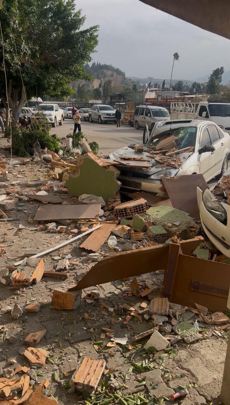 <p><strong>Olay sırasında içeride oturan bir ablamız da çok korktu, biz hemen uzaklaştırdık. 112'yi aradık, polis ve olay yeri inceleme ekipleri geldi. Daha sonra bina sahipleri geldi ve araçlar çekildi. Gerçekten deprem gibiydi, çok büyük bir gürültü oldu" </strong></p>
