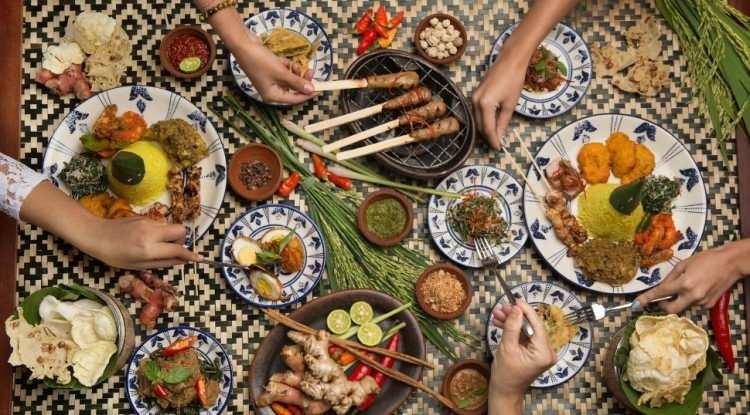 <p><span style="color:#FF0000"><strong>10. ENDONEZYA</strong></span></p>

<p><strong>Endonezya kültürünün bir yansıması olan bu eşsiz mutfak, acı, ekşi, tatlı ve tuzlu tatların iç içe geçtiği lezzetlere ev sahipliği yapıyor. Bu mutfakta yer fıstığı, hindistan cevizi sütü, pirinç ve çok sayıda baharata birçok yemeğin içinde rastlamak mümkün.</strong></p>
