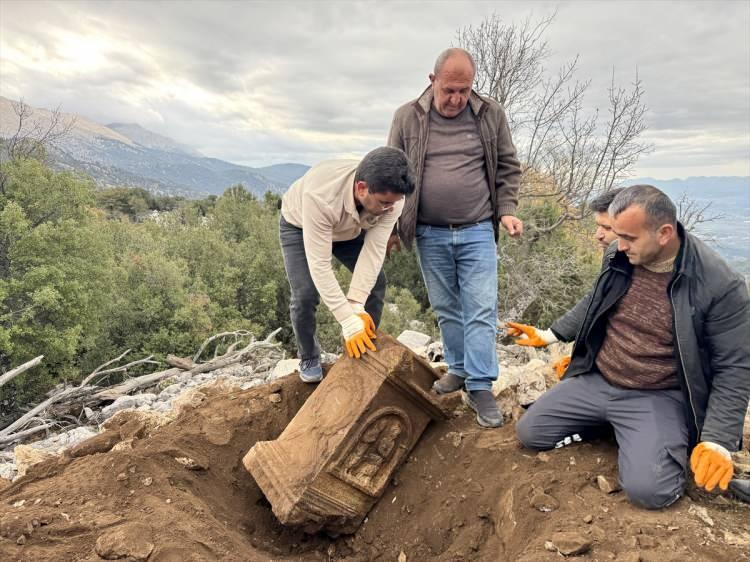 <p><span style="color:#A52A2A"><strong>ESER ÇIKARTILDI </strong></span></p>

<p> </p>

<p>Hazırlıkların ardından yeniden bölgeye giden ekipler, kara yolundan yaklaşık <span style="color:#A52A2A"><em><strong>45 dakika yürüyerek alana ulaştı ve eseri çıkardı. </strong></em></span></p>
