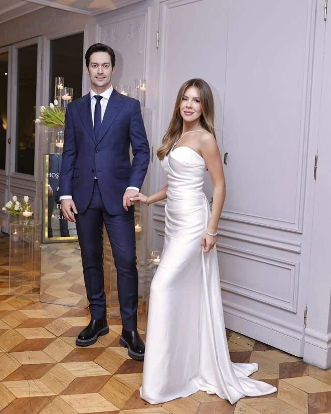 <p><span style="color:#B22222"><strong>FEYYAZ ŞERİFOĞLU VE MERVE DİNÇKOL</strong></span></p>

<p><strong>Başarılı oyunculuğu ile geniş hayran kitlesine sahip olan oyuncu Feyyaz Şerifoğlu, haber spikeri Merve Dinçkol ile 29 Haziran'da dünyaevine girdi. Çiftin masalları aratmayan düğünü, sosyal medyada geniş yankı uyandırdı.</strong></p>
