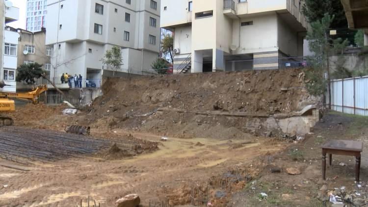 <p>Polis ekipleri, tedbir amacıyla binayı boşalttı ve çevrede güvenlik önlemi aldı. </p>
