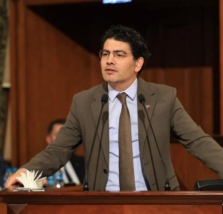 <p class="MsoNormal">Gülşah İnce, aynı zamanda İmamoğlu’nun CHP’den İBB Meclis Üyesi yaptığı ve kritik önemdeki İBB Plan ve Bütçe Komisyon Başkanlığına getirdiği Ahmet Oğuz Demir’in eşi.</p>

<p> </p>
