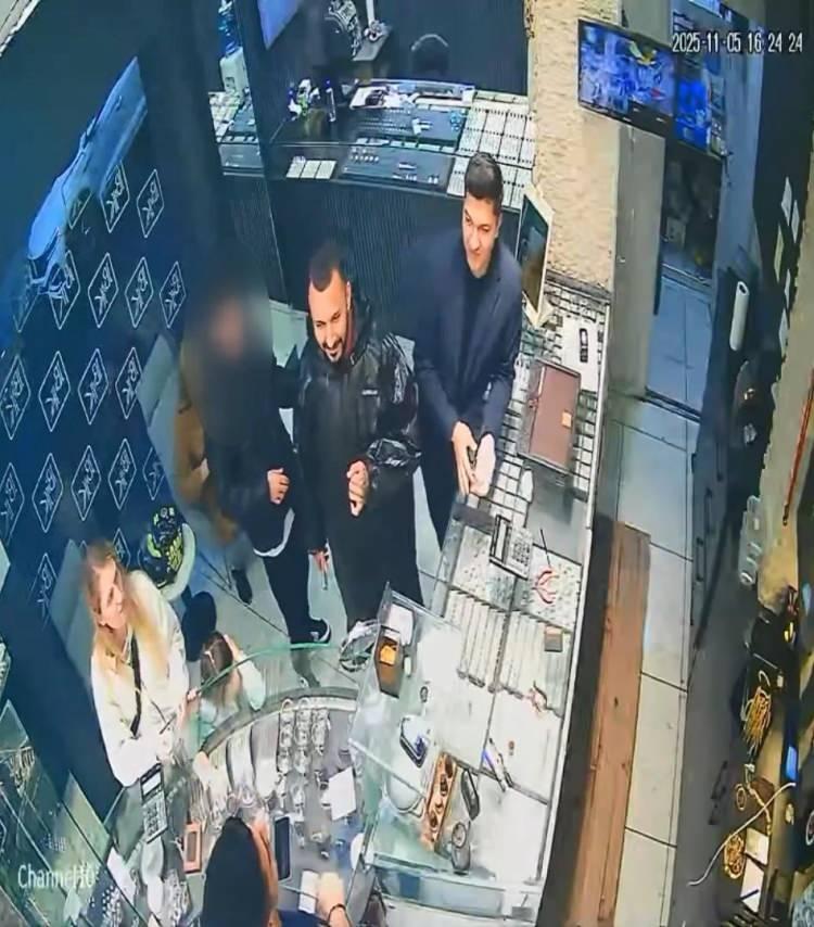 <p><span style="color:rgb(165, 42, 42)"><strong>EVİNDEKİ ZİYNET EŞYALAR ÇALINDI </strong></span></p>

<p> </p>

<p>Edinilen bilgiye göre, evindeki ziynet eşyalarının kaybolduğunu fark eden Ezgi Ö., durumu polis ekiplerine bildirdi.</p>

<p> </p>
