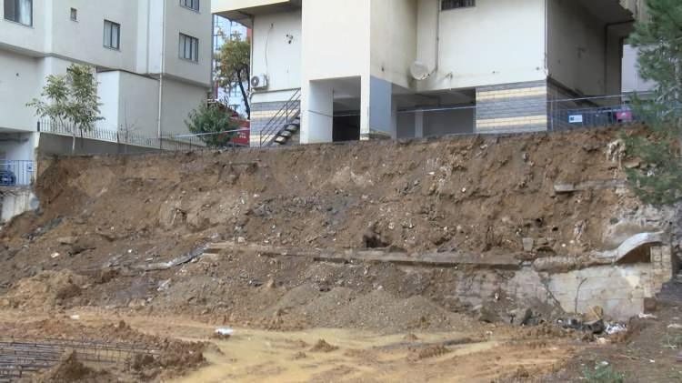 <p>Belediye ekipleri ise çöken bölümün çevresine demir bariyer ve güvenlik şeridi çekti. </p>
