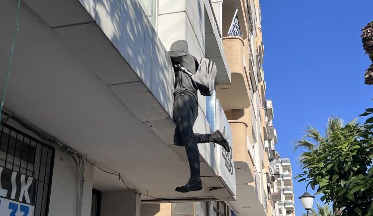 <p><strong><span style="color:rgb(178, 34, 34)">“MANKEN OLDUĞUNU FARK ETTİKLERİNDE GÜLÜYORLAR”</span></strong></p>

<p>Sigorta şirketinin Şube Müdürü Arzu Tekin, ev ve iş yerlerinde hırsızlığa karşı vatandaşları sigorta yaptırmaya teşvik etmek amacıyla bu uygulamayı bir farkındalık çalışması olarak hayata geçirdiklerini anlattı. Tekin, <strong>"Duyarlı vatandaşlarımız bazen bunun gerçek bir hırsız olduğunu zannederek taş atan da oluyor, polise ihbar etmek isteyen de. Hatta bizi arayıp uyarmaya çalışanlar bile var. Ancak manken olduğunu fark ettiklerinde hem gülüyorlar hem de oluşturduğumuz farkındalığın ne kadar etkili olduğunu söylüyorlar. Bu olumlu geri dönüşleri aldıkça doğru bir iş yaptığımızı daha iyi anlıyoruz"</strong> dedi.</p>
