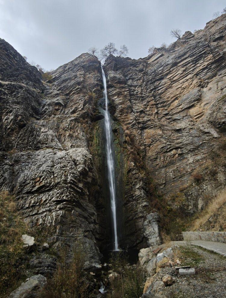 <p>Şelaleyi görmeye gelen ziyaretçilerden Semiha Kılıç, <em><strong>"Uzun zamandır duyduğum ama bir türlü fırsat bulup gelemediğim Mutki Gümüşkanat Şelalesi’ni görmeye geldim.</strong></em></p>
