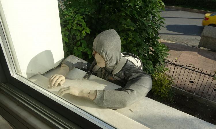 <p><strong><span style="color:rgb(178, 34, 34)">“İKİ TANE GENÇ ‘ABİ BURAYA HIRSIZ MI GİRİYOR?’ DİYE BANA SORDULAR”</span></strong></p>

<p>Çevre esnaflarından Mete Aktaş, buradan vatandaşlar geçerken cansız mankeni gerçek zannettiklerini belirterek, <strong>"İki tane genç geçerken bana sordular, ‘Abi buraya hırsız mı giriyor?' diye. Fakat ben onlara izah ettim, manken olduğunu söyledim. Gülüştüler, hatta öncesinden polisi aramak istemişler" </strong>diye konuştu.</p>
