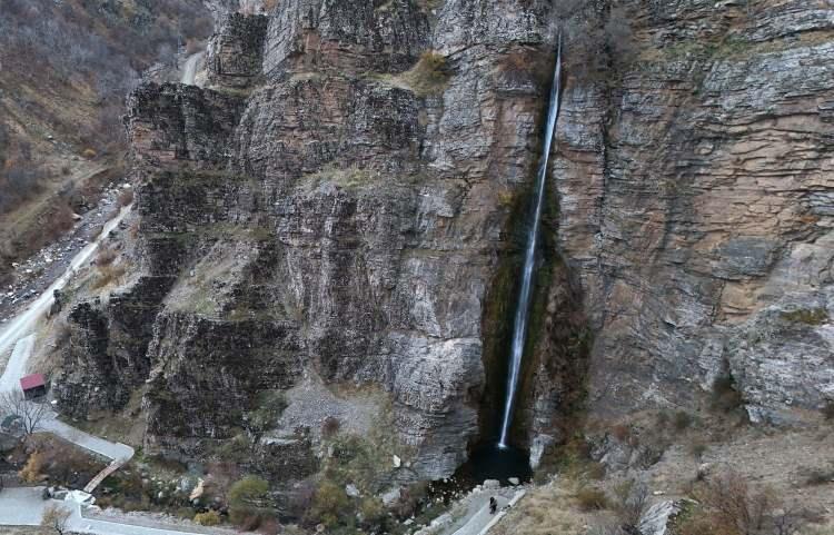 <p><span style="color:#B22222"><strong>YÜKSEKLİĞİ HAYRETE DÜŞÜRÜYOR</strong></span></p>
