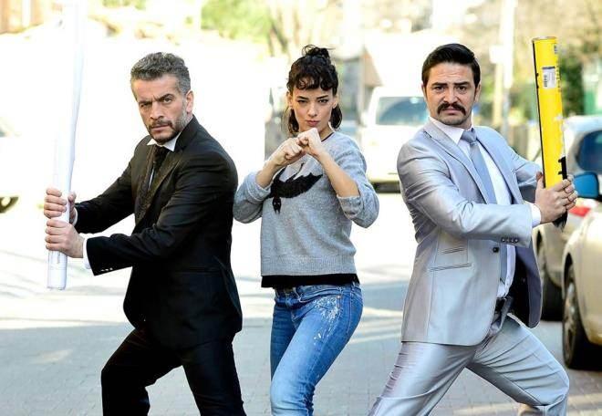 <p>Ünlü oyuncunun sağlık durumu hem yakınları hem de sevenleri tarafından merak edilirken gözler, bundan birkaç sene öncesine kadar <strong>kardeş gibi olan</strong> ve neredeyse yedikleri içtikleri ayrı gitmeyen eski dostu Ahmet Kural cephesine çevrildi.</p>
