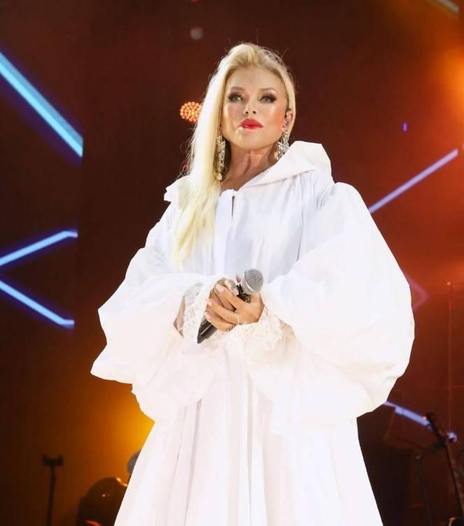 <p><strong>YAN KOMŞUSU EBRU GÜNDEŞ</strong></p>
