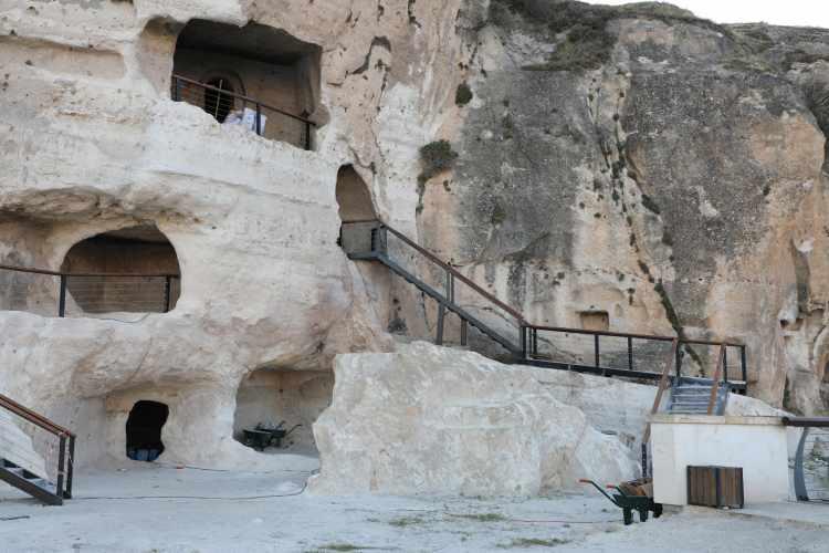 <p><strong><em>Restorasyon sonrasında bu mağaralarda o günün şartlarında bir oturma düzeni, günlük kullanım ihtiyaçlarını ve o gün nasıl bir yaşam koşulu varsa bugün de aynı yaşam koşulu oluşturularak gelen ziyaretçilerimizin o günü bir şekilde anmış olması sağlanacak.</em></strong></p>

<p><strong><em>Hasankeyf'imizde kale bölgemiz çok yakın bir tarihte Kültür ve Turizm Bakanlığımızca devralındı.</em></strong></p>

<p><strong><em>Hasankeyf'imizde 6 binin üzerinde mağaraya sahibiz. Her geçen yıl bir kısmının restore edilmesiyle mağaralarımız misafirlerin ilgi odağı haline gelecektir.</em></strong></p>
