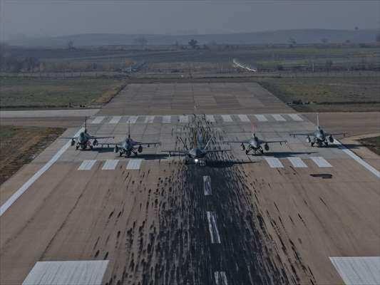 <p><span style="color:#B22222"><strong>RUSYA</strong></span></p>

<p>Rusya'nın TASS haber ajansı, <strong>"KIZILELMA, görüş ötesi havadan havaya füze kullanarak süpersonik jet hedefini imha eden ilk insansız savaş uçağı olarak dünya havacılık tarihine geçti."</strong> ifadesine yer verdi.</p>

<p> </p>
