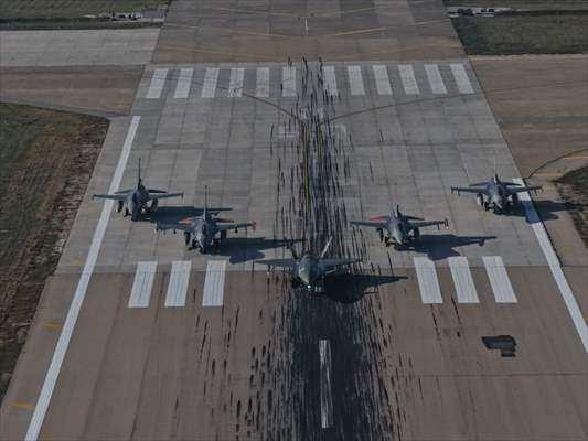 <p>Rus RİA Novosti ajansının haberinde de, çoğu insansız hava aracının (İHA) havadan karaya görevler için tasarlandığı vurgulanarak, <strong>"Baykar'ın basın açıklamasına göre KIZILELMA, hava-hava muharebe kabiliyetini kanıtlayan ilk ve tek insansız platform oldu." </strong>denildi.</p>

<p> </p>
