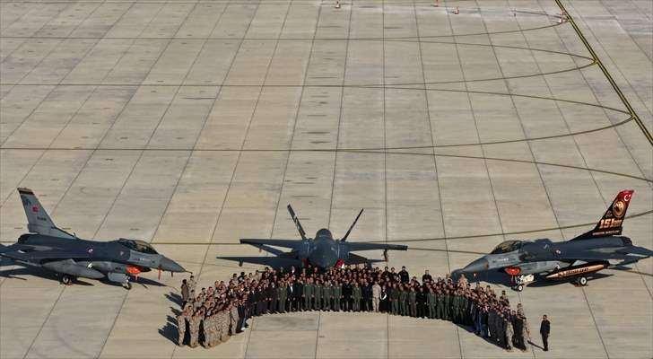 <p><span style="color:#B22222"><strong>AZERBAYCAN</strong></span></p>

<p>Azerbaycan Devlet Haber Ajansının (AZERTAC) haberinde, <strong>"Bayraktar KIZILELMA, İHA'larla hava muharebesinde yeni bir sayfa açtı."</strong> denildi.</p>

<p>Platformun pilotlu uçaklarla müşterek çalışabilme kabiliyetine işaret edilen haberde, <strong>"Baykar İHA'larının 2024'te Türkiye'nin toplam savunma ve havacılık ihracatının yüzde 25'ini oluşturduğu" </strong>yazıldı.</p>
