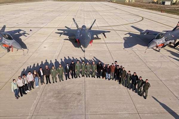 <p><span style="color:#B22222"><strong>"HAVACILIKTA TARİHİ BİR EMSAL"</strong></span></p>

<p>İsrailli gazeteci Amichai Stein, söz konusu testin<strong> "havacılıkta tarihi bir emsal"</strong> olduğunu belirterek, Bayraktar tarafından üretilen insansız savaş uçağının, hava-hava füze kullanarak jet motorlu bir hava hedefini başarıyla vurduğunu bildirdi.</p>

<p> </p>
