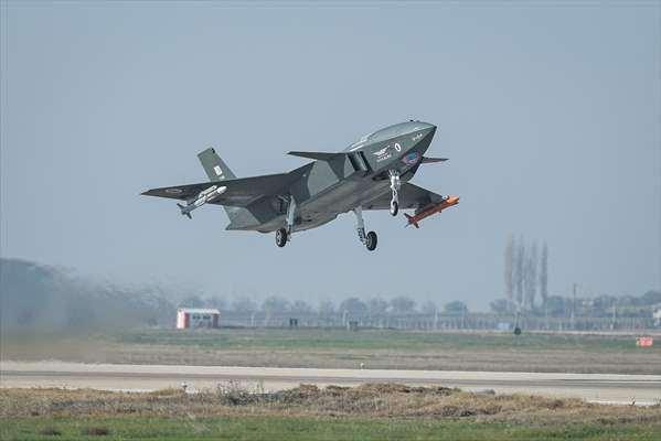 <p>Gazete, KIZILELMA'nın havadan havaya füze kullanarak bir hedefi başarıyla önlemesinin <strong>"uluslararası hava silahlanma yarışında yeni bir çığır açtığını"</strong> aktardı.</p>

<p>İsrail'in Hayom gazetesi, KIZILELMA'nın başarısını <strong>"Erdoğan'ın 'tarihi' denemesi:</strong> Havacılıkta yeni bir çağ" başlığıyla duyurdu.</p>
