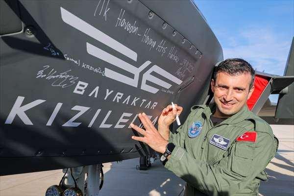 <p><span style="color:#B22222"><strong>HİNDİSTAN</strong></span></p>

<p>Hindistan'da NDTV kanalının haberinde, KIZILELMA'nın başarıyla tamamlanan testinin <strong>"küresel muharebe havacılığı tarihinde yeni bir sayfa açtığı"</strong> kaydedildi.</p>

<p>Haberde, Baykar'ın dünya genelinde insansız hava araçları ihracatında <strong>"lider konumda"</strong> bulunduğu yazıldı.</p>
