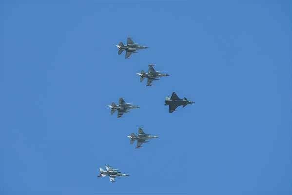 <p><span style="color:#B22222"><strong>YUNANİSTAN</strong></span></p>

<p>Yunanistan’da havacılık dünyası haberlerine odaklanan <strong>“ptisi”</strong> isimli haber sitesi, Türkiye’nin ilk insansız savaş uçağı Bayraktar Kızılelma'nın Sinop atış alanında gerçekleştirdiği teste ve uçan hedefler karşısındaki başarısına dikkati çekti.</p>

<p>Test sırasında Kızılelma’ya 5 F-16 uçağının eşlik ettiğinin vurgulandığı haberde, <strong>“Hava-hava platformu olarak faaliyet göstermesi hava kuvvetleri savaşına kesinlikle yeni bir boyut kazandırıyor.”</strong> ifadesi yer aldı.</p>

<p>Haberde, Kızılelma'nın uçan hedefler karşısındaki başarısının dünyada bir ilk olduğunun altı çizildi.</p>
