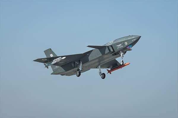 <p><span style="color:#B22222"><strong>ARAP DÜNYASI</strong></span></p>

<p>Arap dünyasının önemli gazetelerinden Alquds, <strong>"Türkiye'nin 'KIZILELMA' isimli insansız hava aracının bir F-16 savaş uçağını düşürmesi, Batı'daki savaş uçağı üreticilerini, Rusya'yı ve Çin'i endişelendiriyor"</strong> başlığı ile verdiği haberinde, <strong>"Türkiye'nin KIZILELMA uçağı, Türk Hava Kuvvetlerine ait bir F-16 savaş uçağına yönelik hava saldırısının kusursuz bir simülasyonunu gerçekleştirerek dünya havacılık tarihinde önemli bir döneme girdi. Bu dönüm noktası, Türkiye'nin insansız muharebe alanındaki kabiliyetlerini yeni bir stratejik boyuta taşıyan önemli bir ana işaret ediyor."</strong> değerlendirmesinde bulundu.</p>
