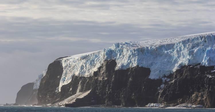 <p><strong><span style="color:#B22222">11)  BOUVET ADASI </span>|  Norveç </strong></p>
