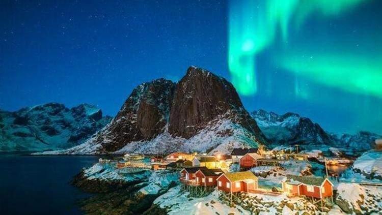 <p><strong><span style="color:#B22222">İZLANDA</span> | SADECE 3 TANE GÖRÜLDÜ</strong></p>

<p> </p>

<p><span style="color:#B22222"><strong>Bunu Daha Önce Hiç Görmedim</strong></span></p>

<p> </p>

<p>21 Ekim 2025, 13:17 TSİ: Live Science, İzlanda'nın artık sivrisineksiz olmadığını öğrendi. Iceland Monitor'a göre, 16-18 Ekim tarihleri ​​arasında Kjósarhreppur (Kjós olarak da bilinir) belediyesinde özel bir konutun bahçesinde iki dişi ve bir erkek olmak üzere üç sivrisinek bulundu. Sivrisinekleri bulan kişi Björn Hjaltason, Facebook'taki Skordýr á Íslandi ("İzlanda'daki Böcekler") grubunda yaptığı bir paylaşımda, "Bunun daha önce hiç görmediğim bir şey olduğunu hemen anladım," dedi. Şaşkınlığını gizleyemeyen vatandaş bunu hemen sosyal medyada paylaştı.</p>
