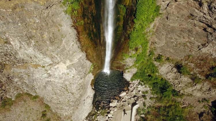 <p><em><strong>Şelale gerçekten anlattıkları kadar muazzam bir manzaraya sahip. Özellikle yüksekliği tahmin edebileceğinizden çok çok daha yüksek. Herkese bu harika güzelliği gelip görmesini tavsiye ediyorum"</strong></em> dedi.</p>
