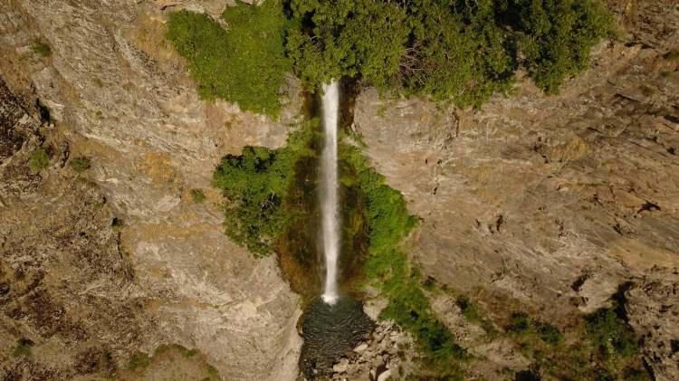 <p>Bitlis'in Mutki ilçe merkezine 25 kilometre mesafedeki Gümüşkanat köyü yakınlarında bulunan şelale, el değmemiş doğasıyla ziyaretçilerine güzel manzaralar sunuyor</p>
