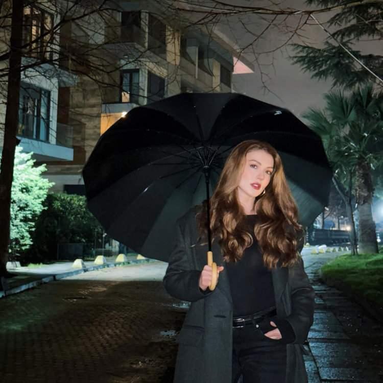 <p>Acı haberi sosyal medya hesabından duyuran Özberk, dedesinin fotoğrafını paylaşarak cenaze bilgilerini sevenleriyle paylaştı:</p>
