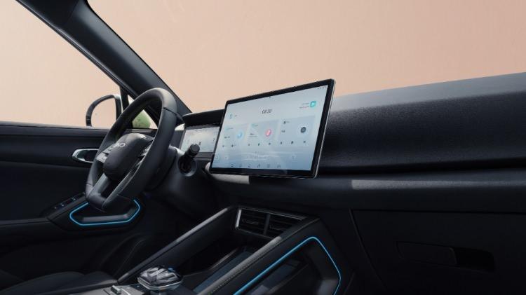 <p>Ergonomik Ayarlanabilen Koltuklar<br />
<br />
&Ccedil;ok işlevli koltuklar, oturma tercihinize g&ouml;re elektronik olarak ayarlanabilen ve soğuk g&uuml;nlerde sizi sıcak tutan ısıtma fonksiyonuyla olağan&uuml;st&uuml; konfor sunar.&nbsp;</p>
