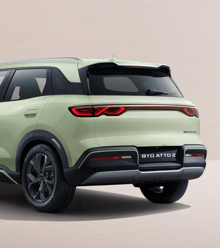 <p>Aralık ayında T&uuml;rkiye&rsquo;deki t&uuml;m BYD bayilerinde satışa sunulacak olan ATTO 2, Boost donanım versiyonu i&ccedil;in 1.529.000 TL, Comfort donanım versiyonu i&ccedil;in ise 1.629.000 TL&rsquo;lik fiyat a&ccedil;ıklandı</p>
