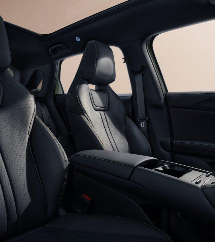 <p>Tasarımdaki g&ouml;vde rengi detaylar ve g&uuml;&ccedil;l&uuml; kıvrımlar sportif bir g&ouml;r&uuml;n&uuml;m yaratırken, sağlam dış y&uuml;zey g&uuml;&ccedil; ve dayanıklılığı vurguluyor.</p>
