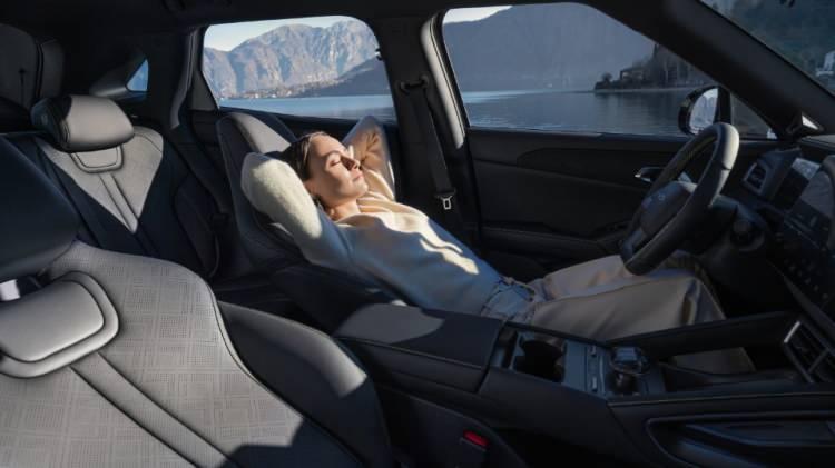 <p>Arka kısımdaki kesintisiz stop lambası tasarımı, s&uuml;r&uuml;c&uuml; ve t&uuml;m yolcular i&ccedil;in sonsuz şans getiren M&ouml;bius halkası sembol&uuml;ne sahiptir.</p>
