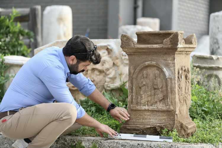 <p>Taşıma işlemine katılan arkeolog Ahmet Meke, eserin bölgede hayvancılıkla uğraşan bir kişi tarafından bulunduğunu ve ihbar üzerine uzmanlarca detaylı inceleme yapıldığını söyledi.</p>
