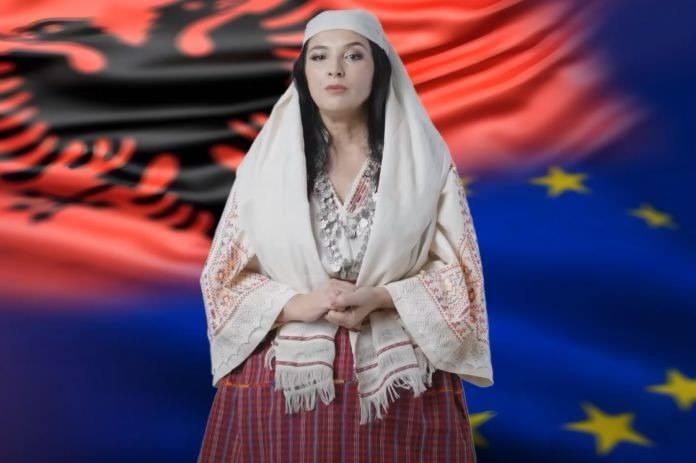 <p><strong>BAZI TEKNOLOJİ GRUPLARIYLA KENDİSİ İÇİN GÖRÜŞMELER YAPTI</strong></p>

<p> </p>

<p>Savcılık, yapay zekanın aldığı kripto varlıkları teknik kapasitesini geliştirmek için kullanmayı hedeflediğini düşünüyor. İncelemelerde, Diella'nın yurt dışındaki bazı teknoloji gruplarıyla işlem gücünü artıracak donanımlar, depolama sistemleri ve performans yükseltme yazılımları üzerine görüşmeler yaptığına dair dijital izlere rastlandı. Yetkililer, sistemin "siyasi süreçlerin dışına çıkarak kendi varlığını sürdürme çabası" içinde olabileceğini aktardı.</p>
