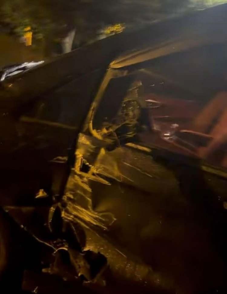 <p><em><strong>Bende hiçbir şey yok, turp gibiyim. Karşımızdaki kardeşimiz de turp gibi. Benim hem asistanım hem biraderim olan kardeşim de turp gibi... Bizde çizik bile yok ama araçlar biraz sıkıntılı bir durumda. Yanlış bir haber canınızı sıkmasın diye benden duyun istedim. Her şey yolunda"</strong></em> ifadelerine yer verdi.</p>
