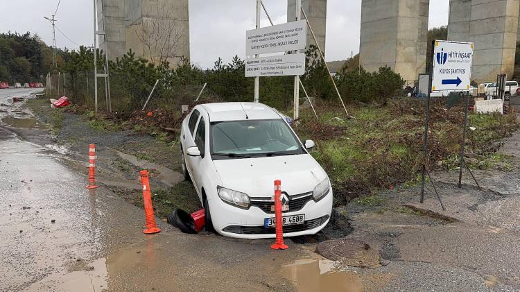 <p>Sarıyer'de kuvvetli yağış nedeniyle yolun çökmesi sonucu pikap ile kamyonet dereye düştü. </p>
