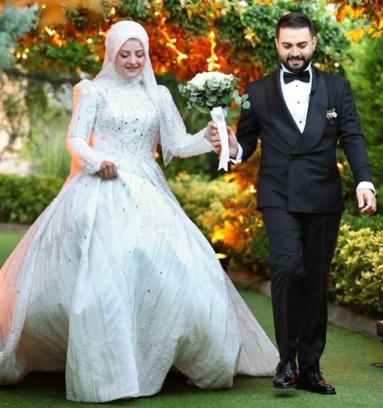 <p><span style="color:#B22222"><strong>KADİR EZİLDİ VE GAMZE TÜRKMEN</strong></span></p>

<p><strong>"Temizlik Avcıları" ve "En Hamarat Benim" programlarıyla geniş kitlelere ulaşan ünlü sunucu Kadir Ezildi, bu yıl evlenenler kervanına katılan ünlü isimlerden biri oldu. Nikah, söz, nişan, kına derken günlerce konuşulan görkemli hazırlık süreçlerine imza atan Ezildi, 2025'in mayıs ayında Gamze Türkmen ile evlendi.</strong></p>
